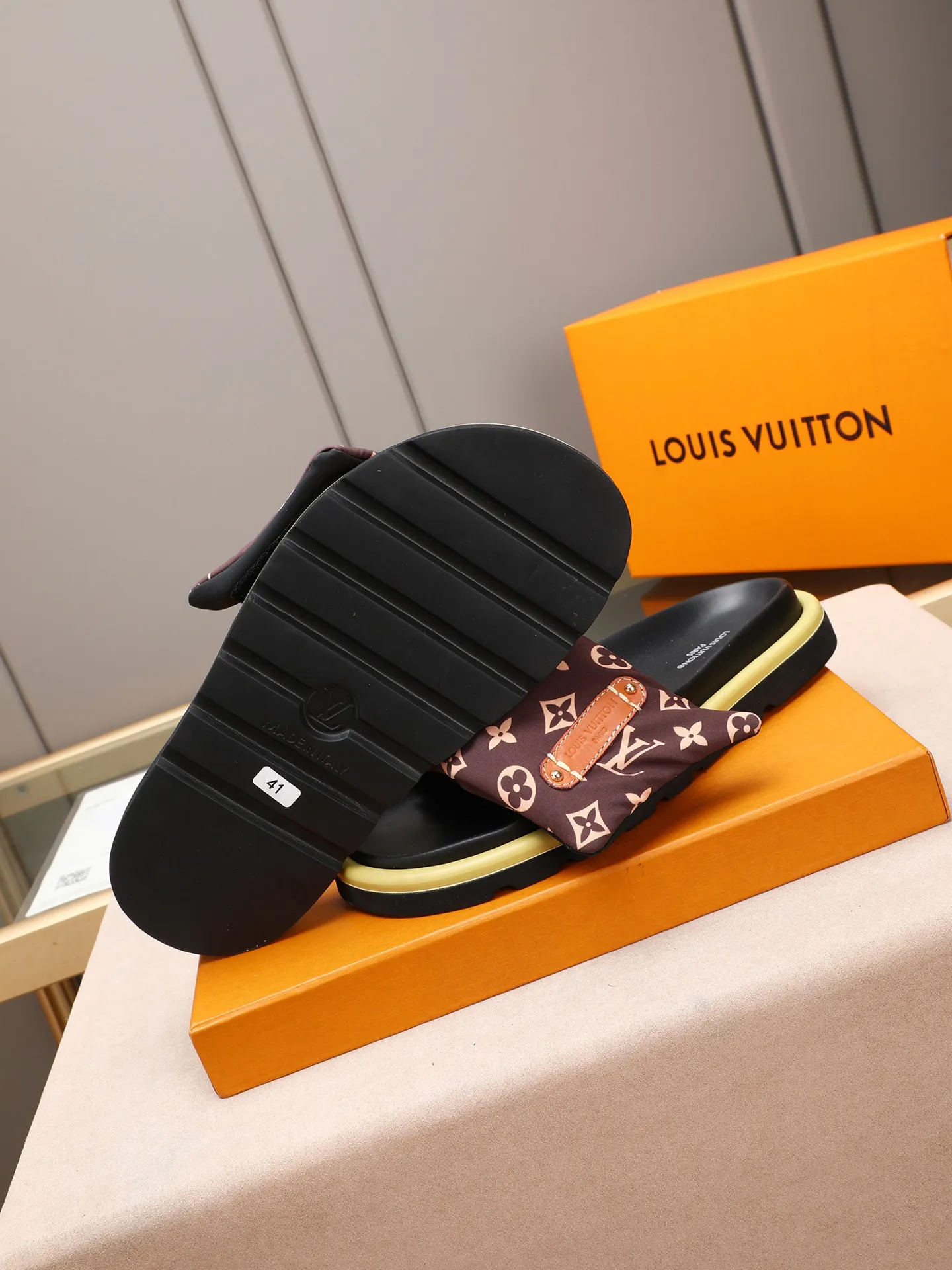 PP360 [LOUIS VUITTON] Louis Vuitton, LV printing, men's and women's slippers are on the market. The drawer box packaging comes with a cloth bag and a card. The upper pattern looks very soft and waxy, and it is a super versatile leg slimming tool. Fabric: imported denim/canvas/old fabric, LV hardware LOGO, official website pattern printing, comfortable to wear, feet: high-elastic PU water table. Sole: foam sole, heel height: about 5cm. Code number: 35-46, 35, 45, 46 are custom-made and non-returnable. Color: multiple colors and styles available.